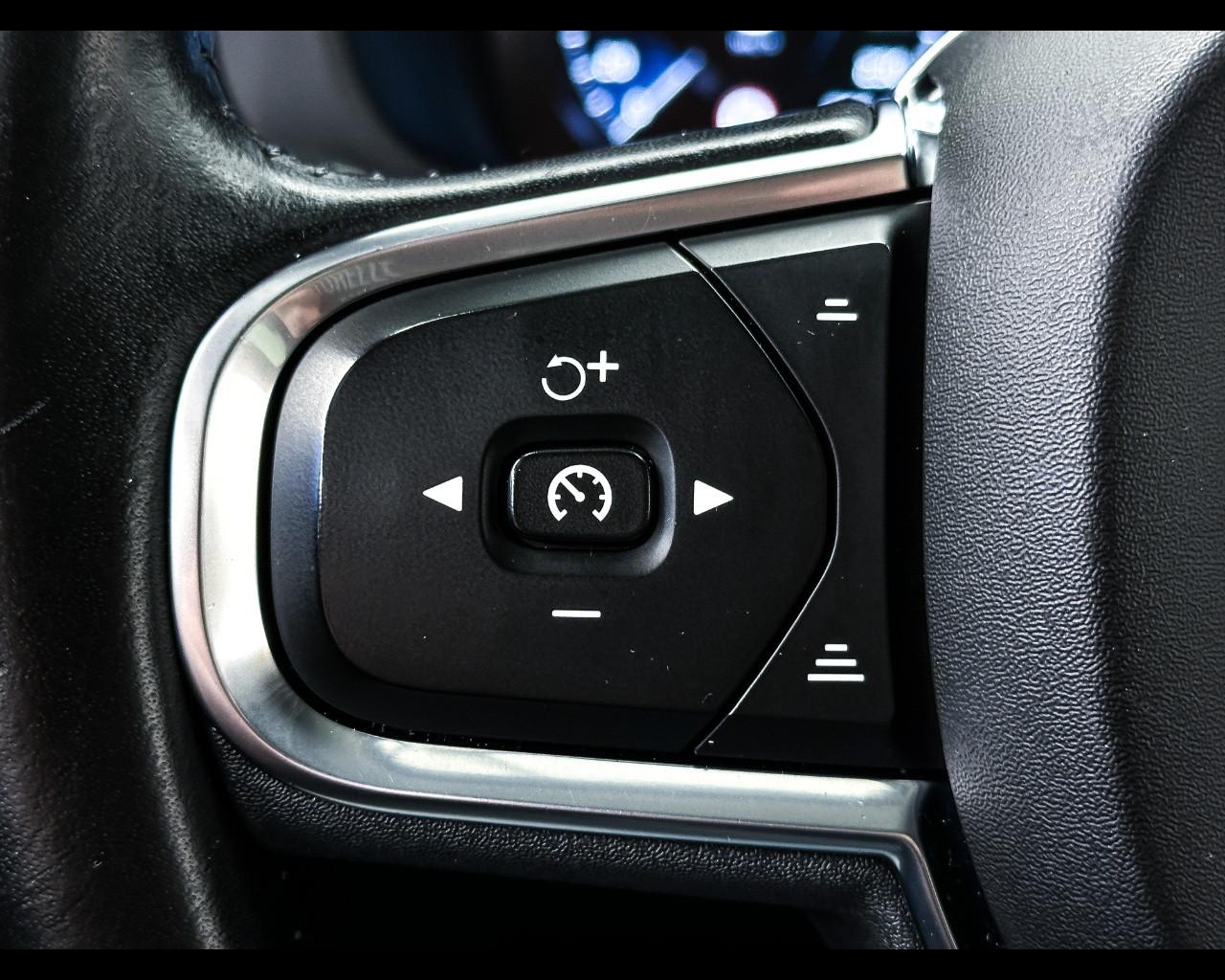 VOLVO XC60 (2017-->) - XC60 T6 Recharge Plug-in Hybrid AWD Inscrip