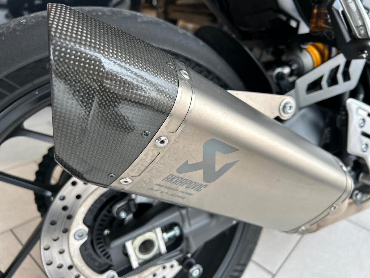 Yamaha MT-09 SP AKRAPOVIC CARBO OHLINS