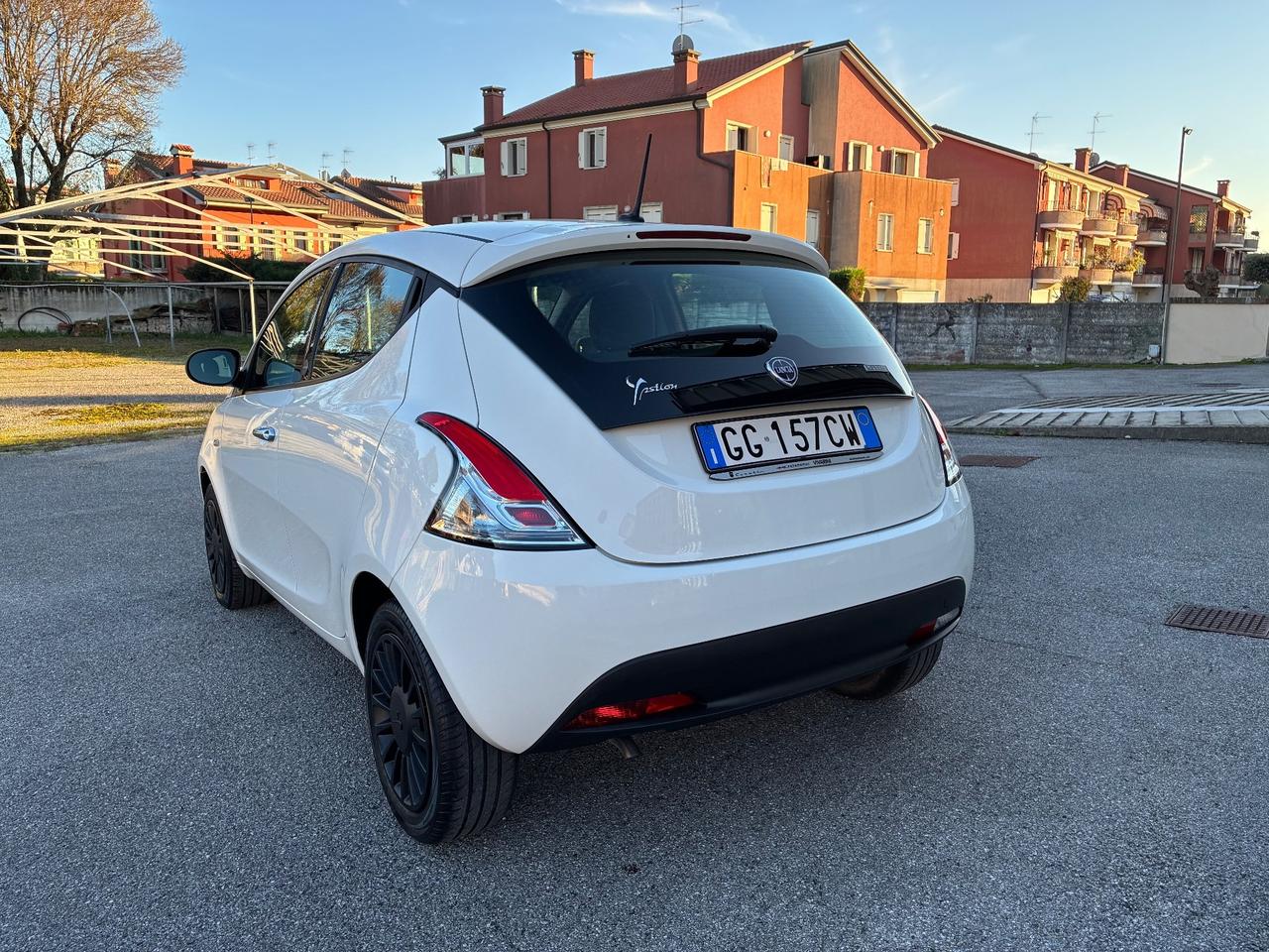Lancia Ypsilon 1.0 FireFly S&S Hybrid Ecochic Silver
