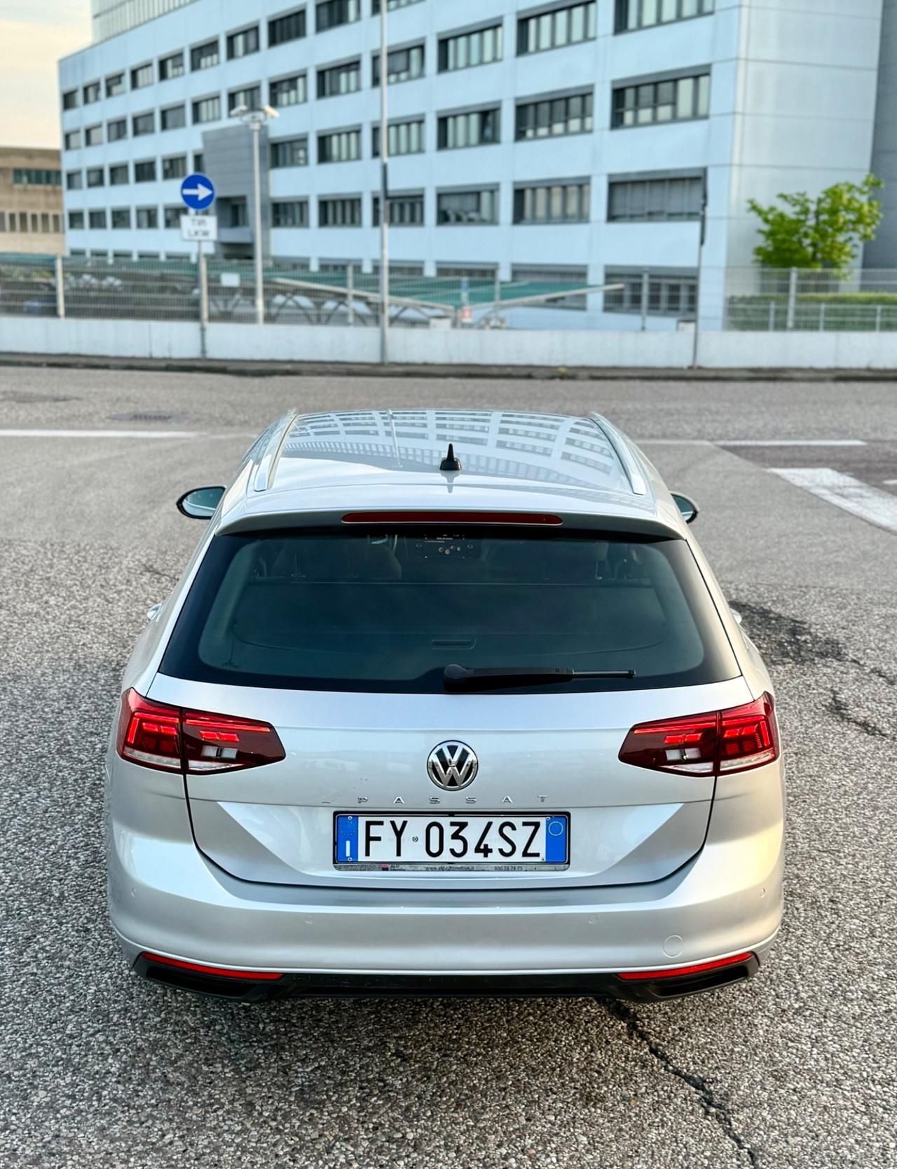 Volkswagen Passat Variant 1.6 TDI SCR DSG Business BMT