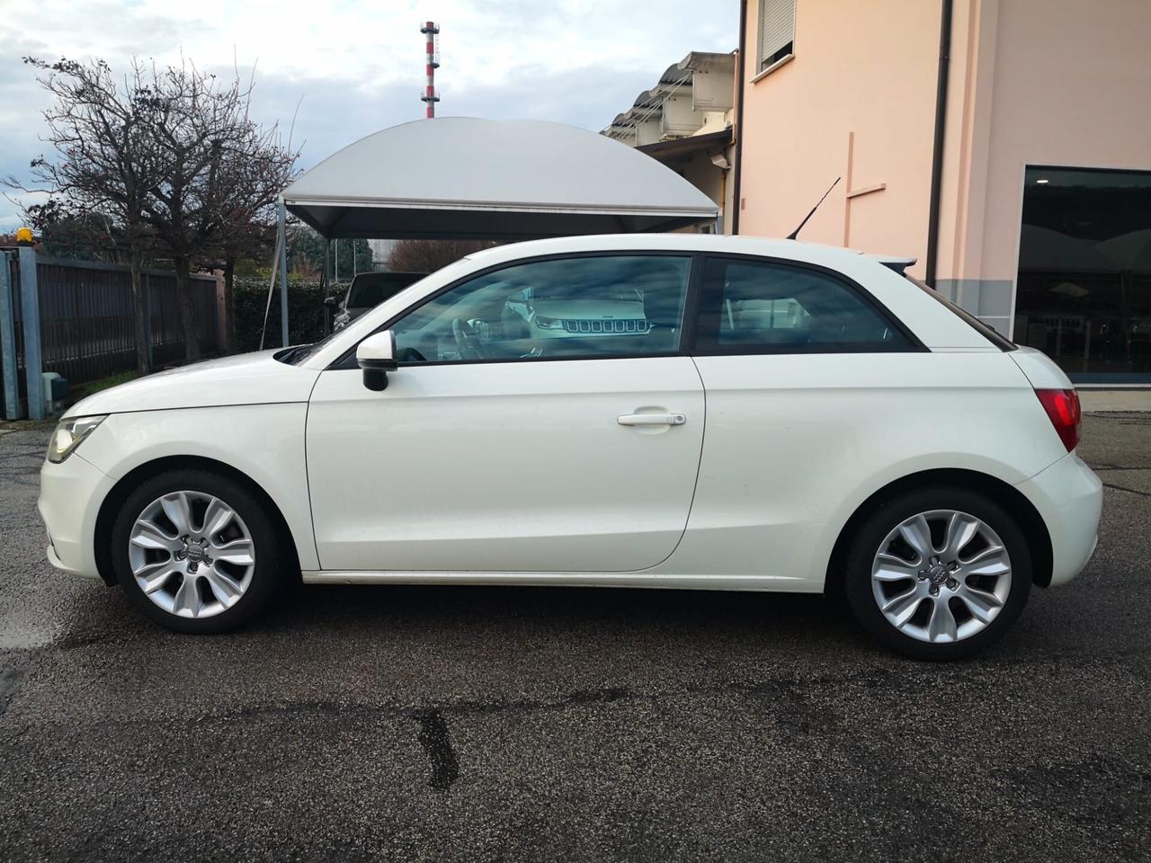 Audi A1 1.6 TDI 105 CV ***NEOPATENTATI***CIELO SCOLLATO***