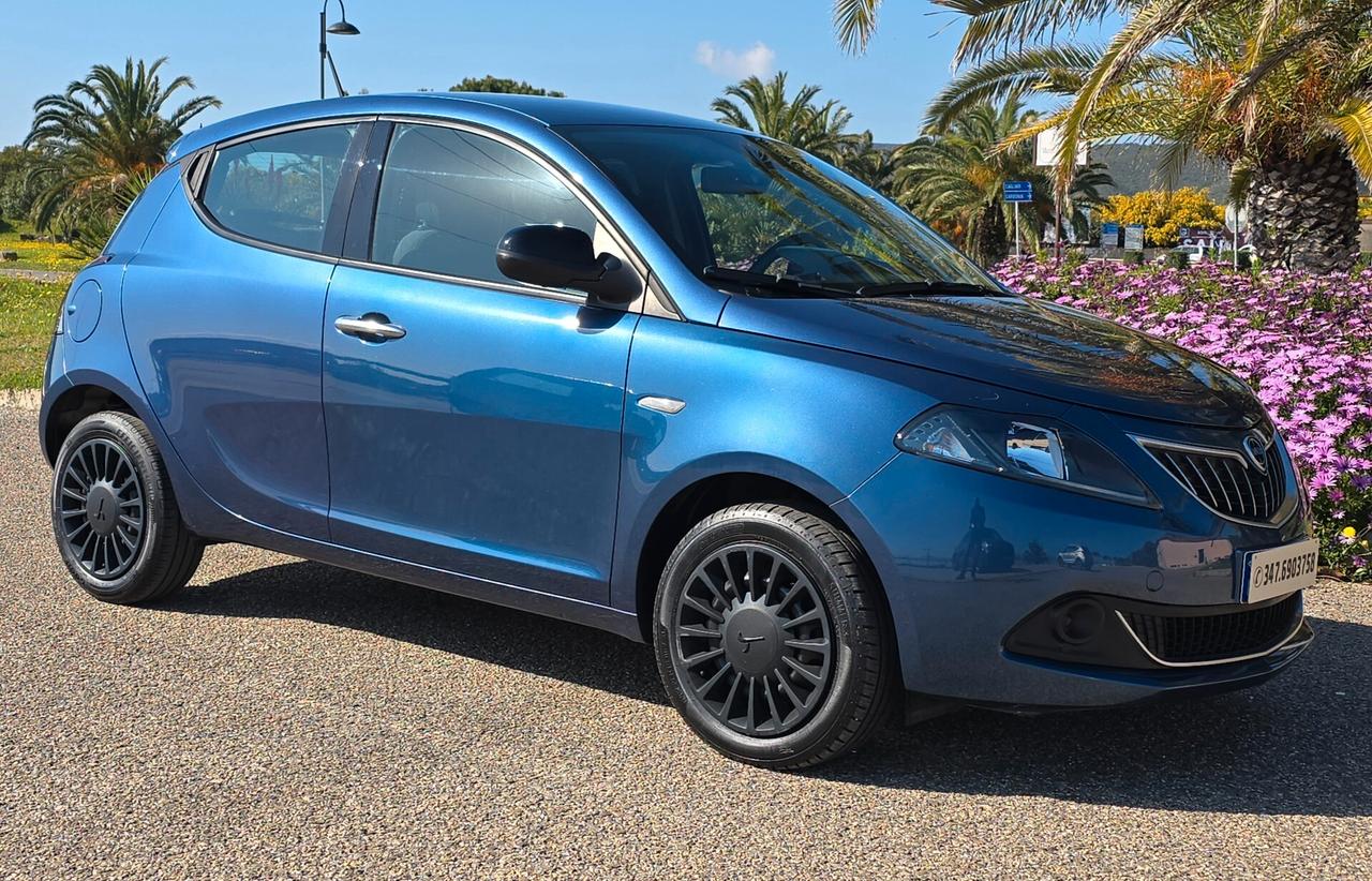 Lancia Ypsilon 1.0 FireFly 5 porte S&S Hybrid Ecochic Silver