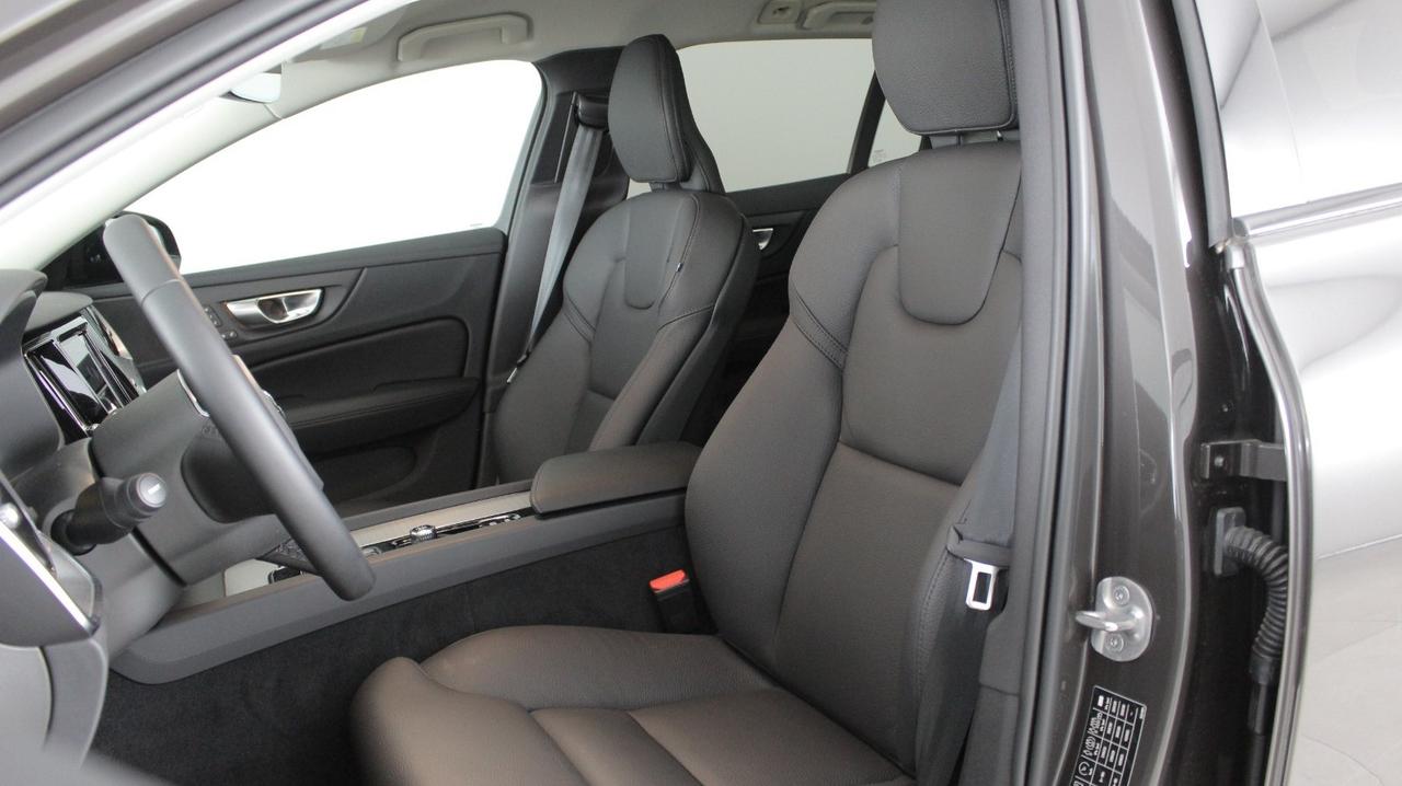 VOLVO N.V60 Plus Dark B4 AUT