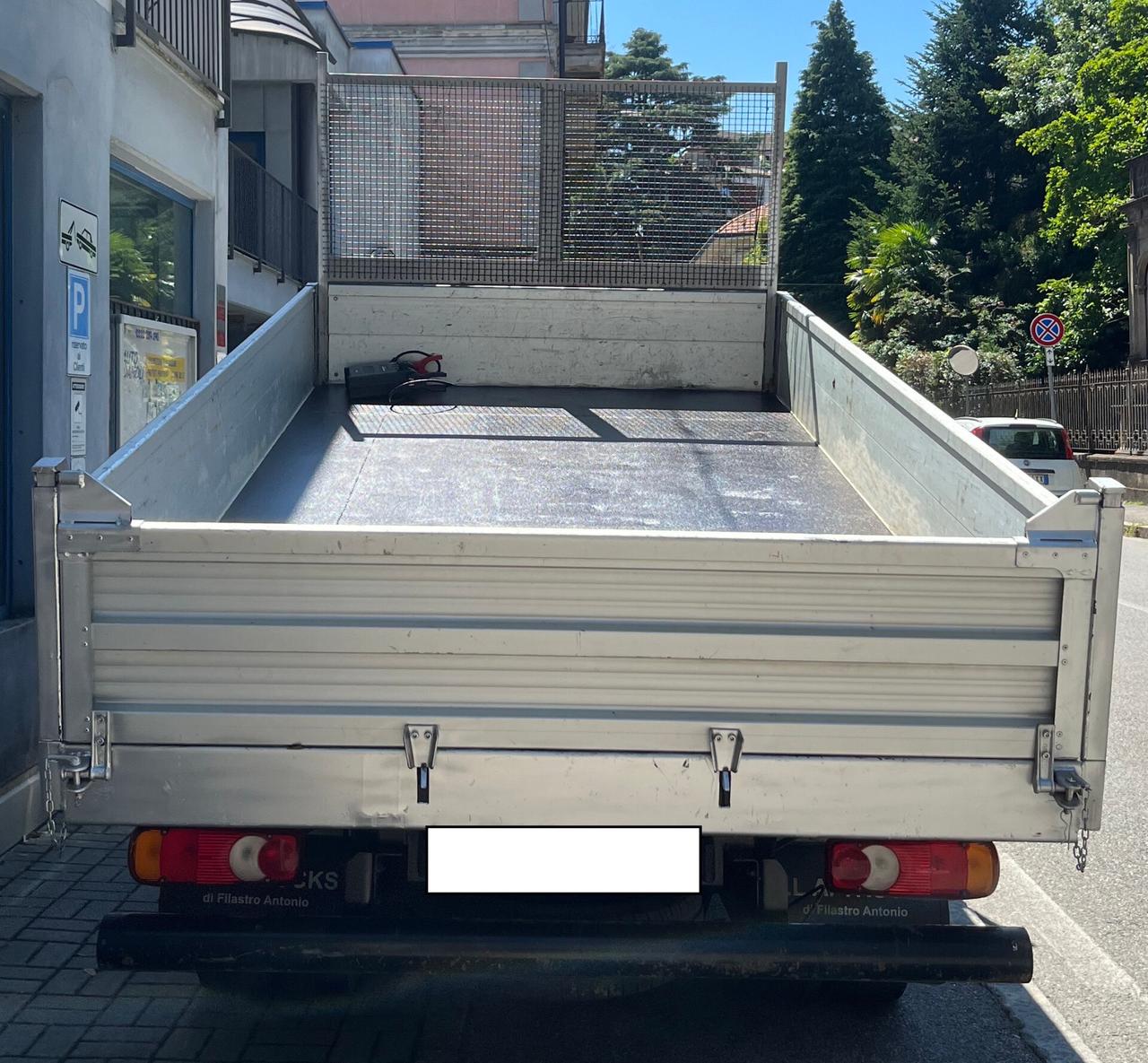 NISSAN CABSTAR 35.13 2.5 TD CASSONE RIBALTABILE TRILATERALE PORTATA 900 KG. RUOTE POSTERIORI GEMELLATE AUTOCARRO 3 POSTI