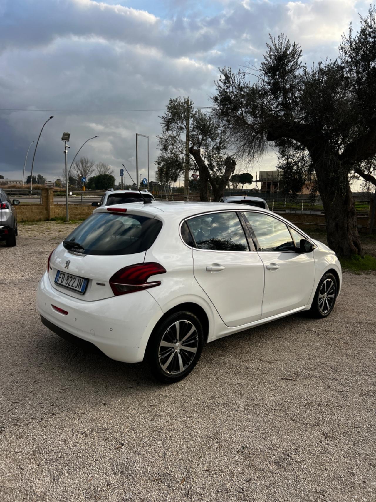 Peugeot 208 PureTech 82 5 porte Allure 5 porte 90000 km ufficiali