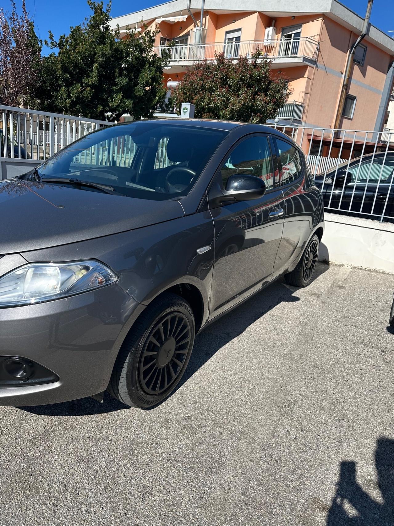 Lancia Ypsilon 1.0 FireFly 5 porte S&S Hybrid Oro