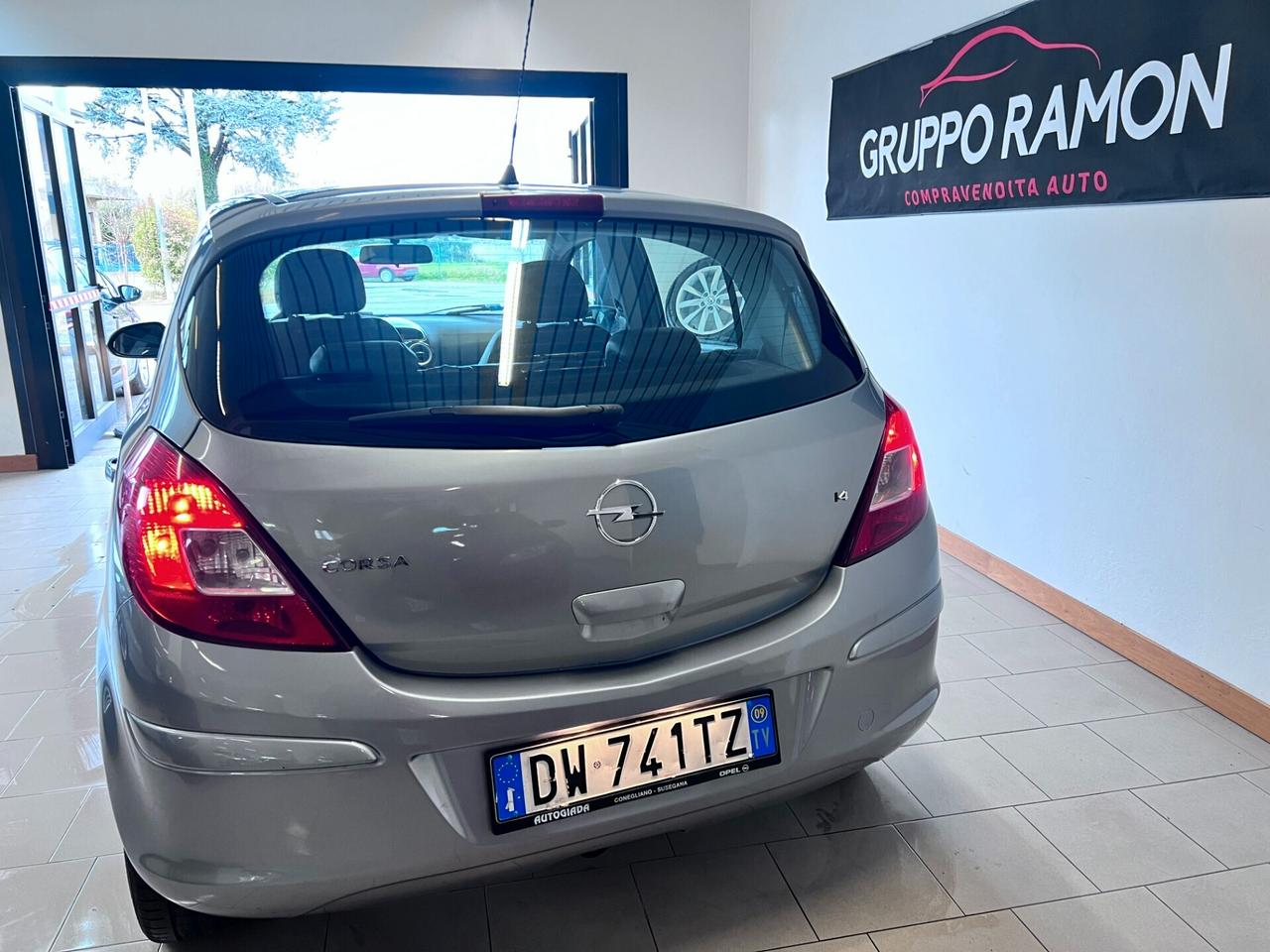 Opel Corsa 1.4 16v 5 porte Cosmo