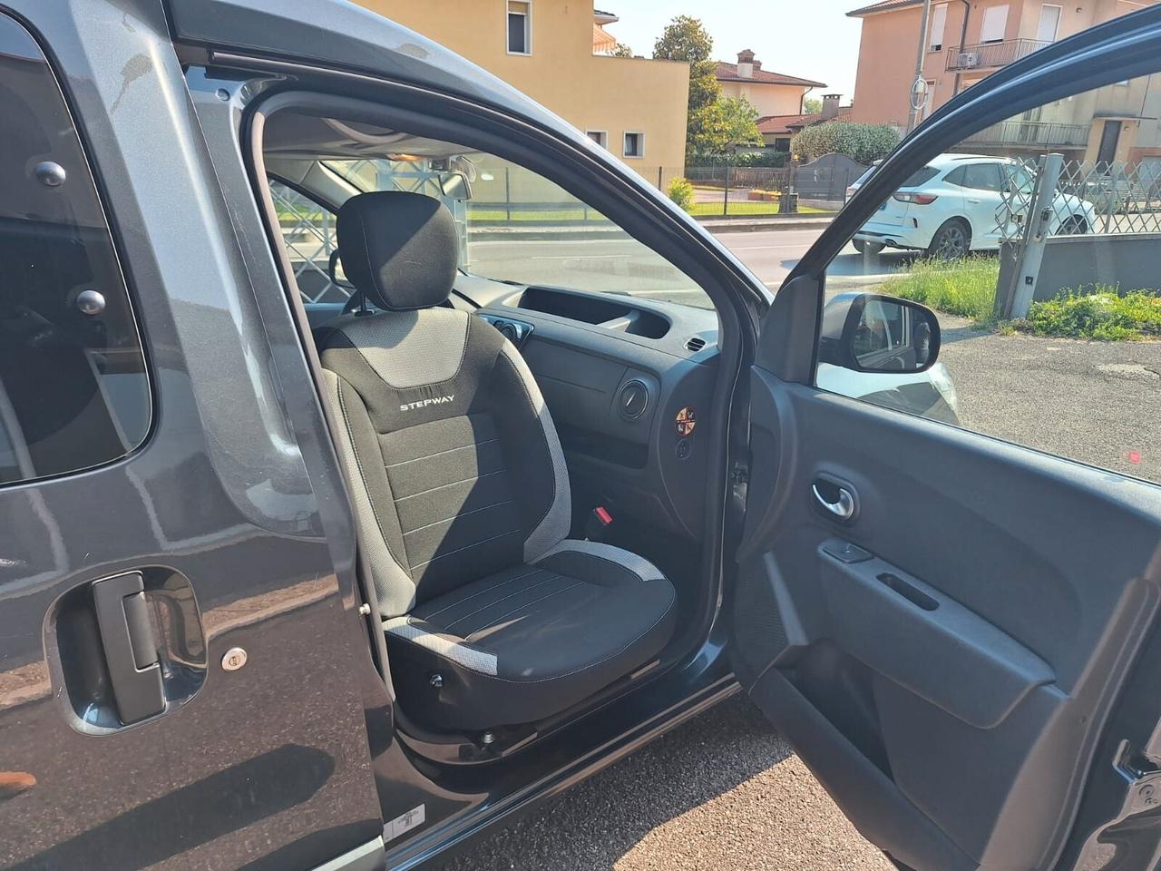 Dacia Dokker ADATTA DISABILI SEDILE PASSEGGERO GIREVOLE 1.5 dCi 8V 90CV Start&Stop Serie Speciale Wow