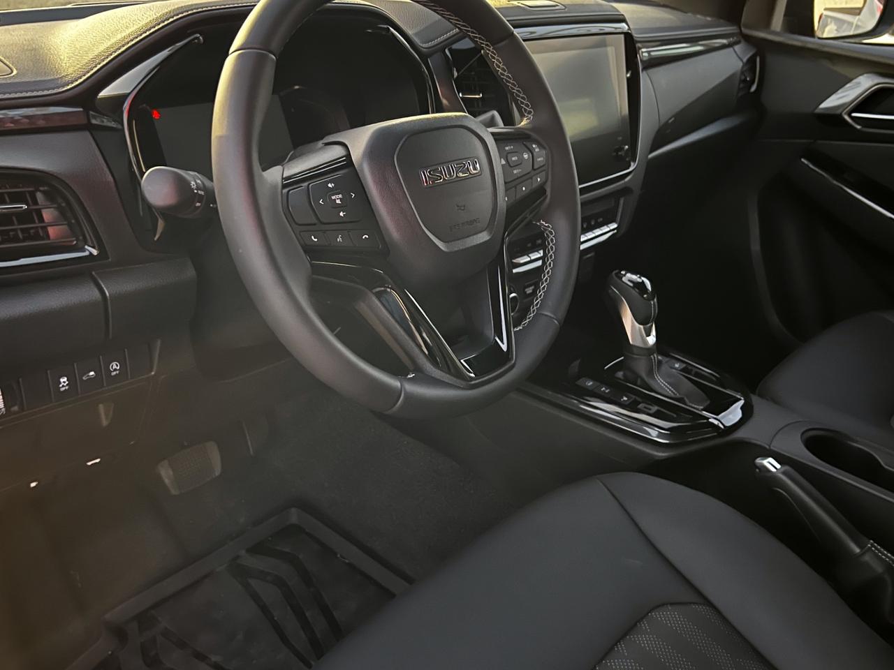 Isuzu D-Max N60 1.9 aut. Crew Nitro Sport Cab Km 0