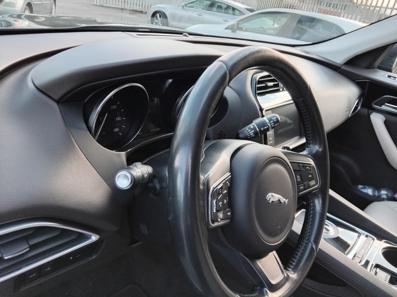 Jaguar F-Pace 2.0 D 180 CV Portfolio
