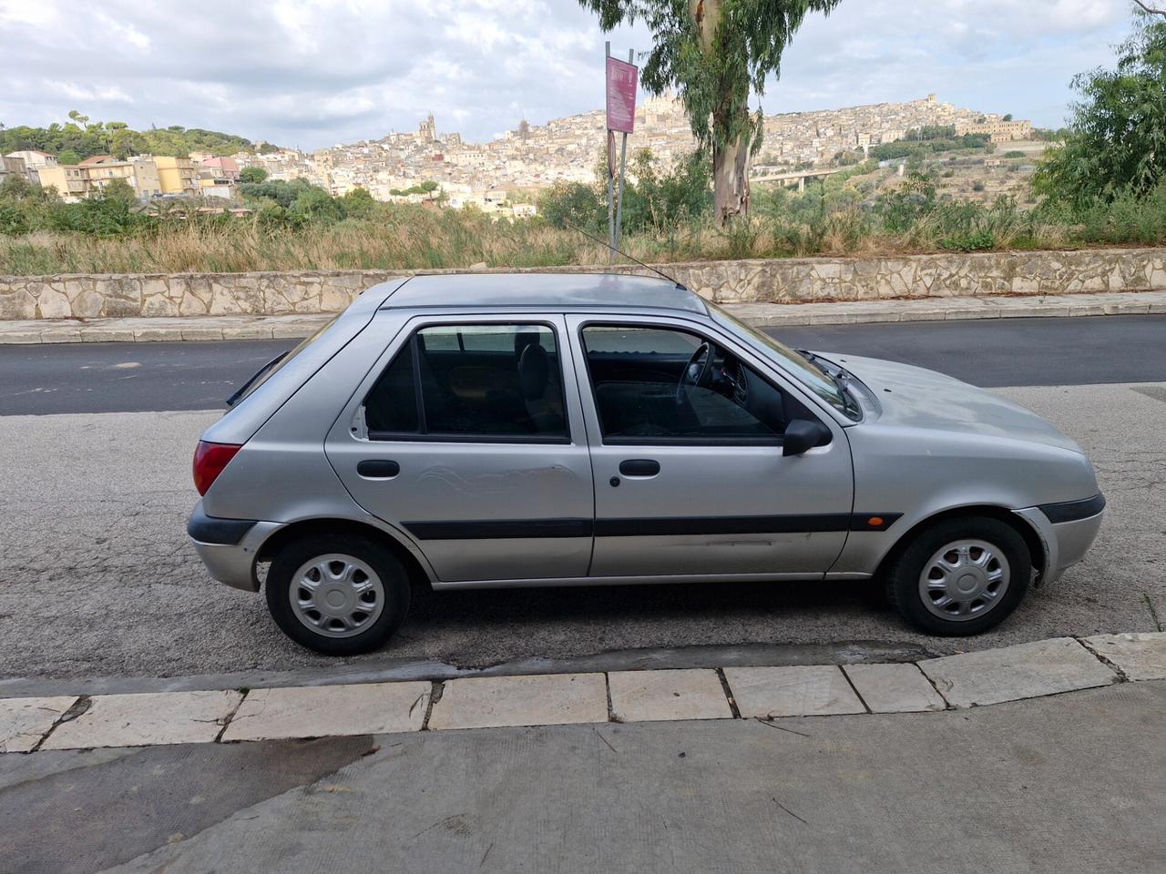 Ford Fiesta 1.2i 16V cat 5 porte Ghia