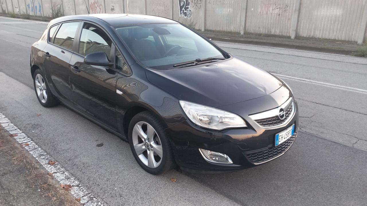 Opel Astra 1.4 100CV 5 porte Cosmo