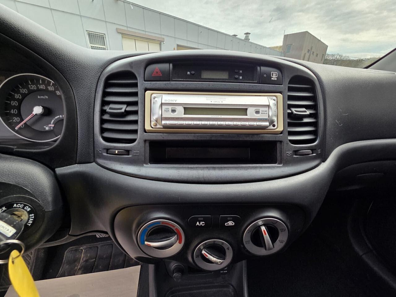 Hyundai Accent 1.4 DYNAMIC METANO -soli km 65.000-