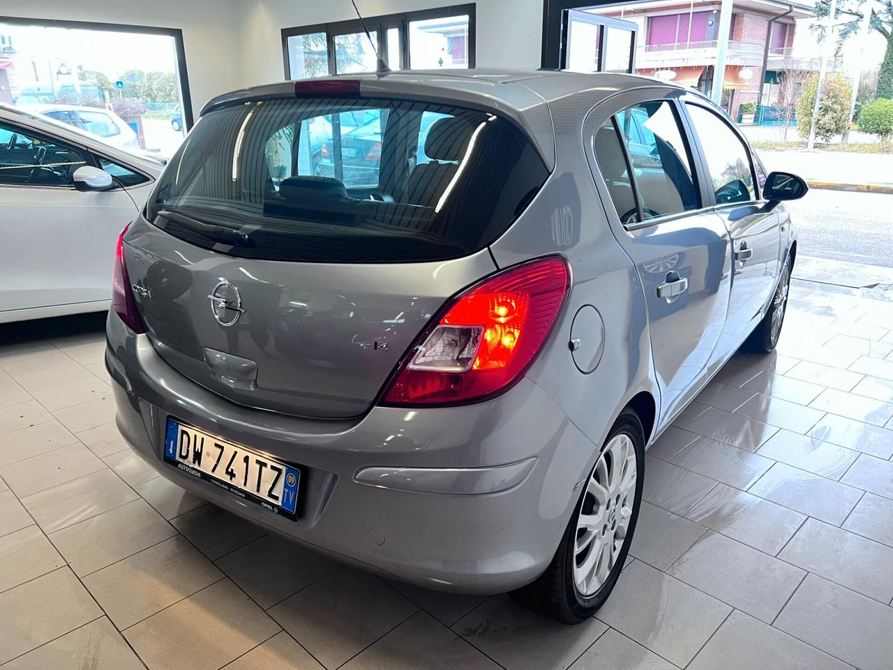 Opel Corsa 1.4 16v 5 porte Cosmo