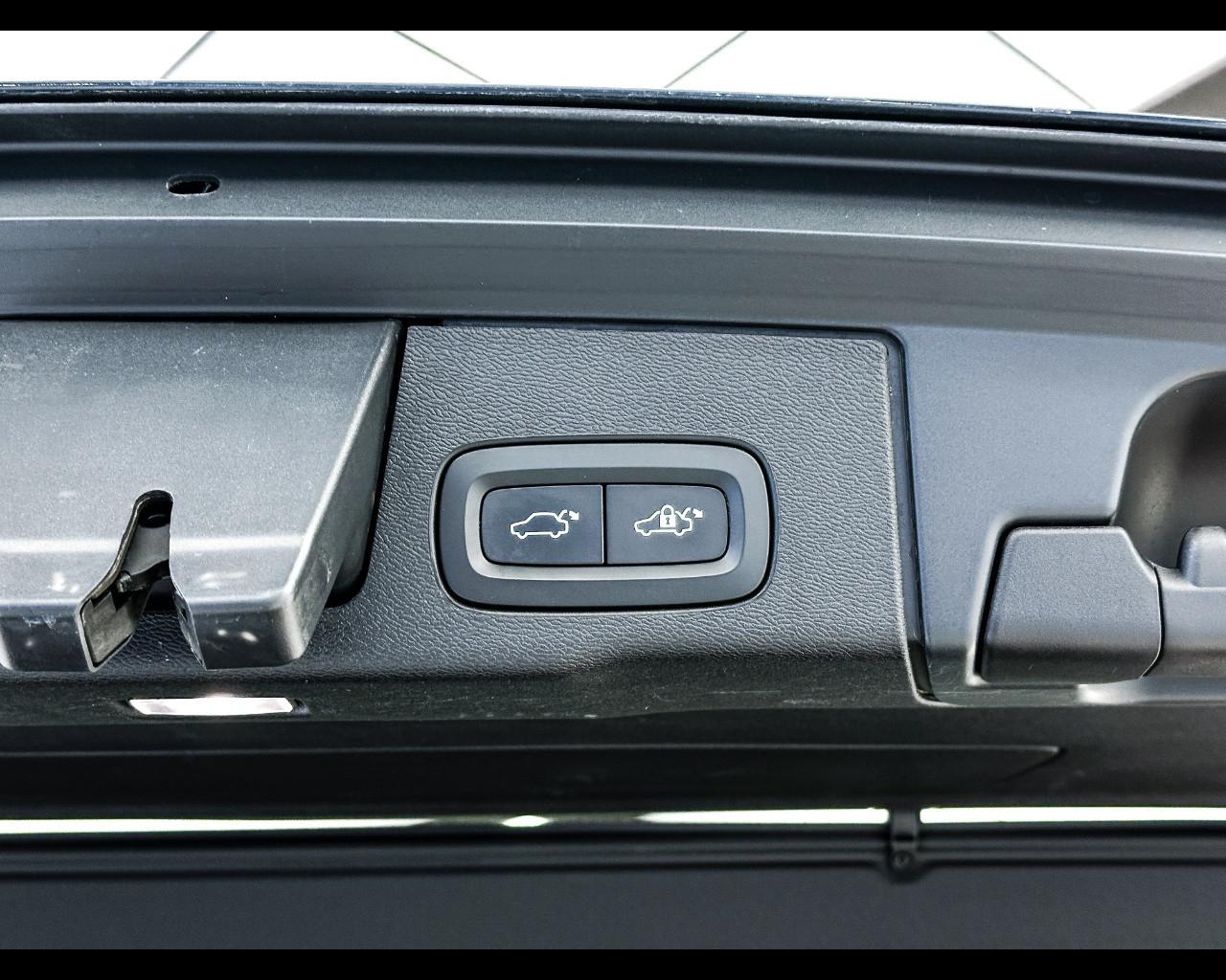 VOLVO XC60 (2017--->) - XC60 B4 (d) AWD Geartronic Inscription