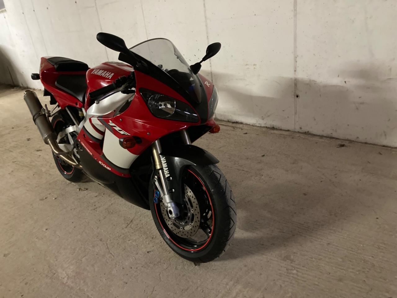 Vendo YAMAHA R1 da vetrina