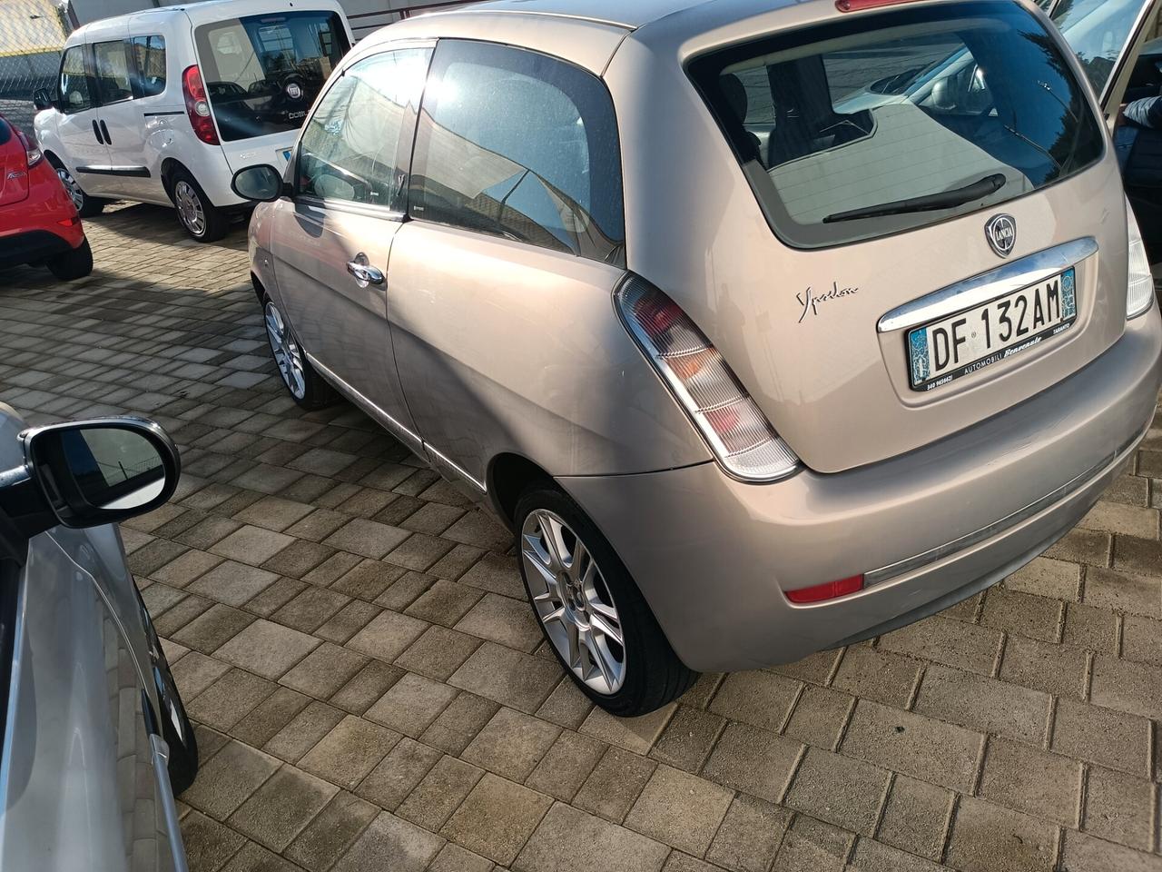 Lancia Ypsilon 1.3 MJT 75 CV Argento