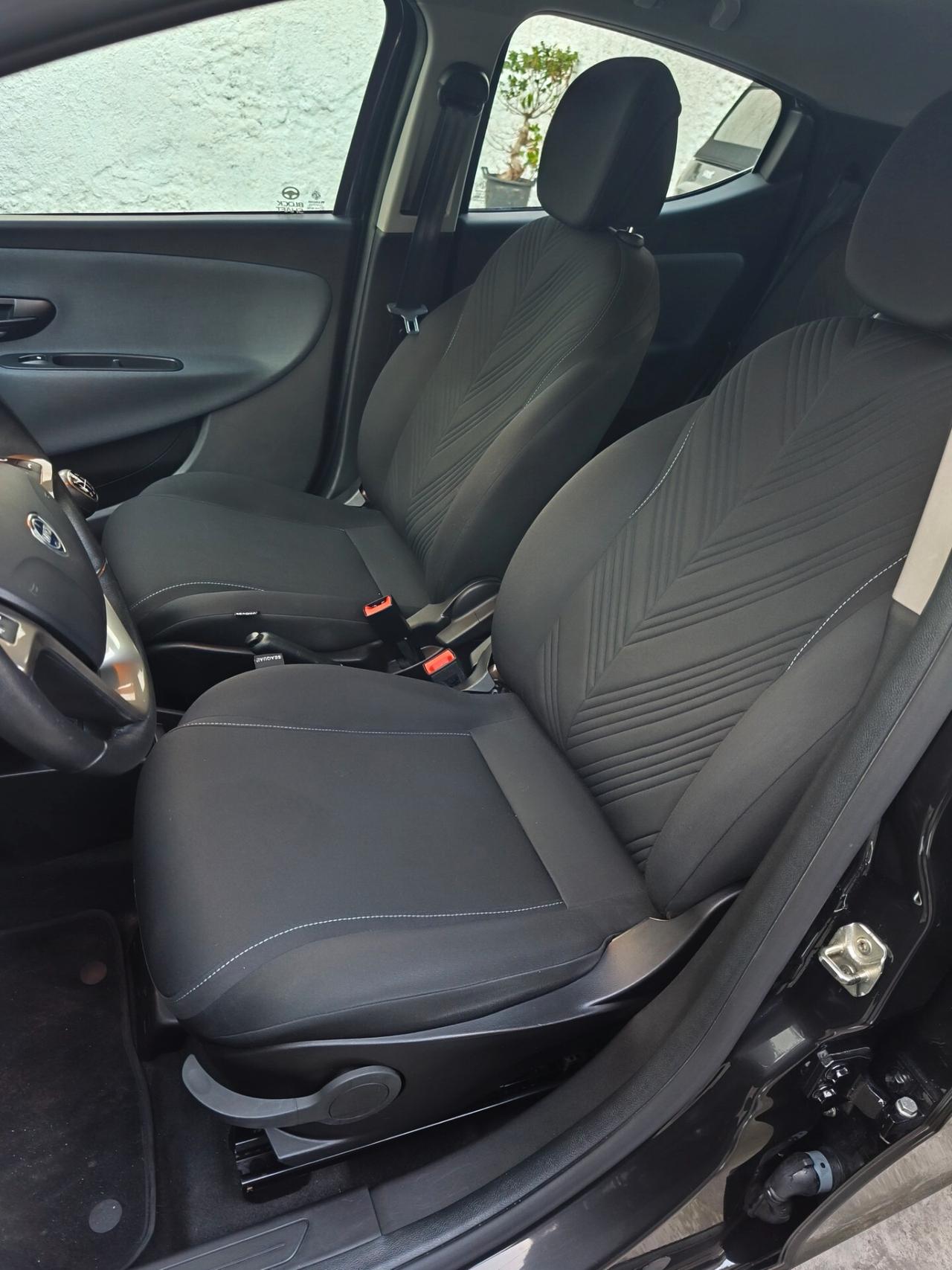 Lancia Ypsilon 1.0 FireFly 5 porte S&S Hybrid Alberta Ferretti