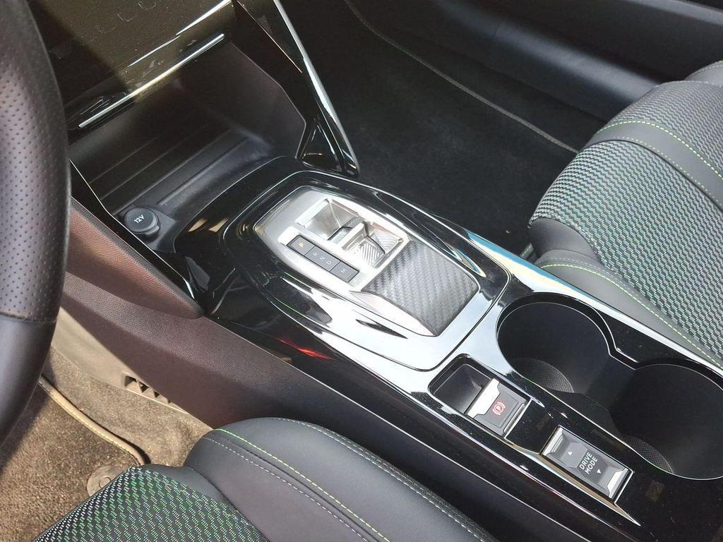 Peugeot 208 1.2 hybrid GT 136cv e-dcs 6