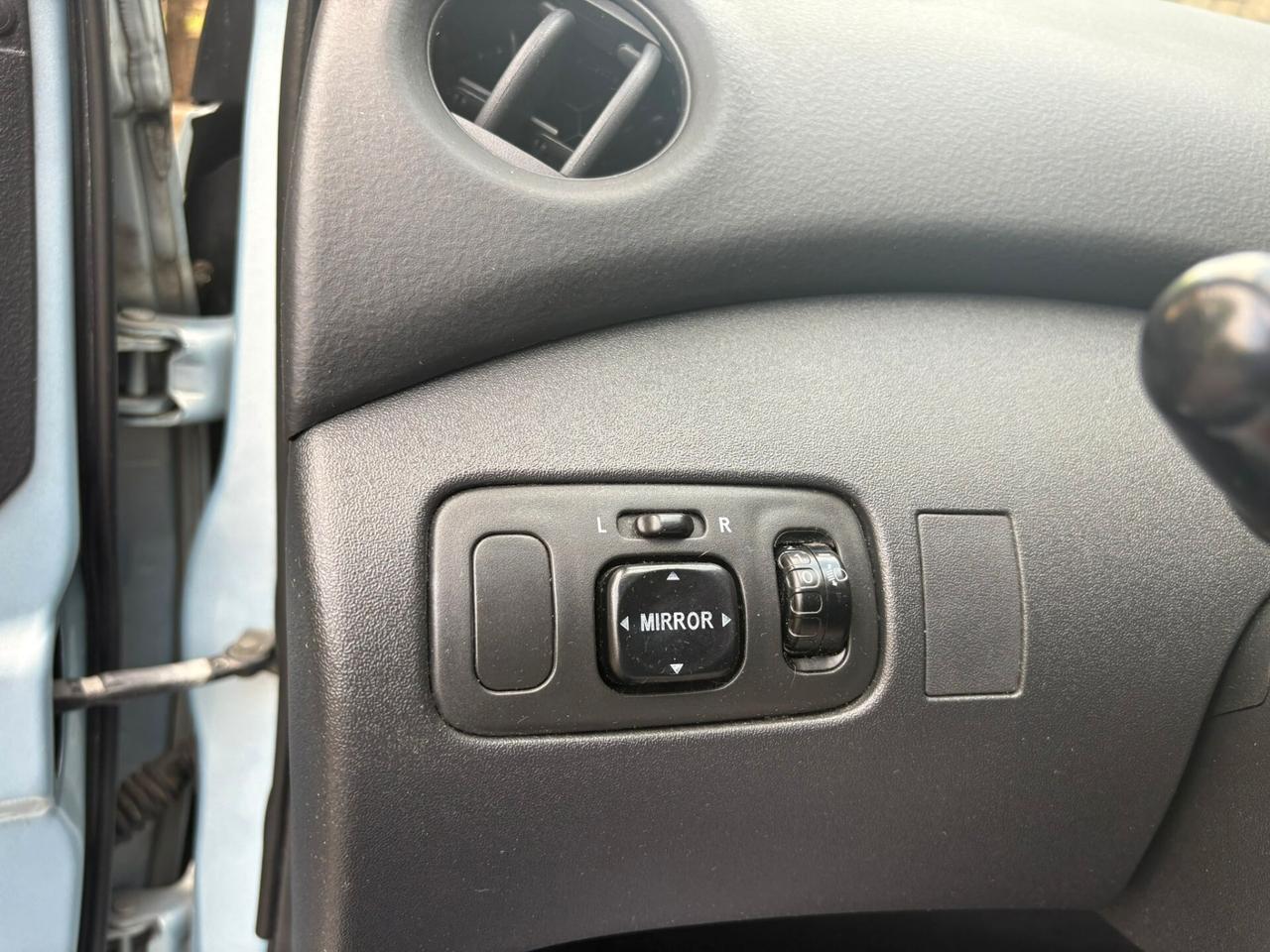 Toyota Yaris 1.0i 16V cat 5 porte Sol