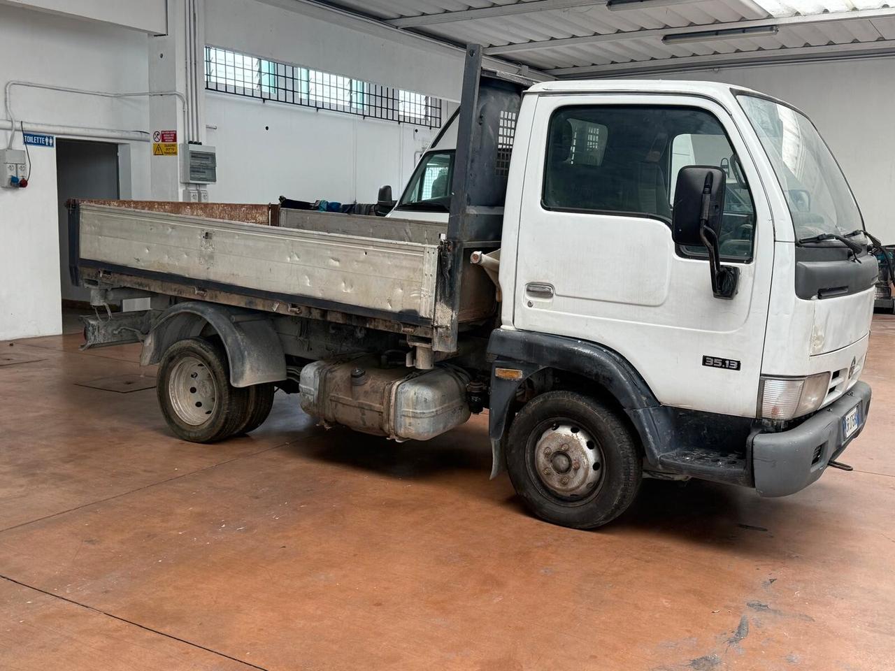 3 Nissan Cabstar ribaltabile non funzionante per operatori del settore