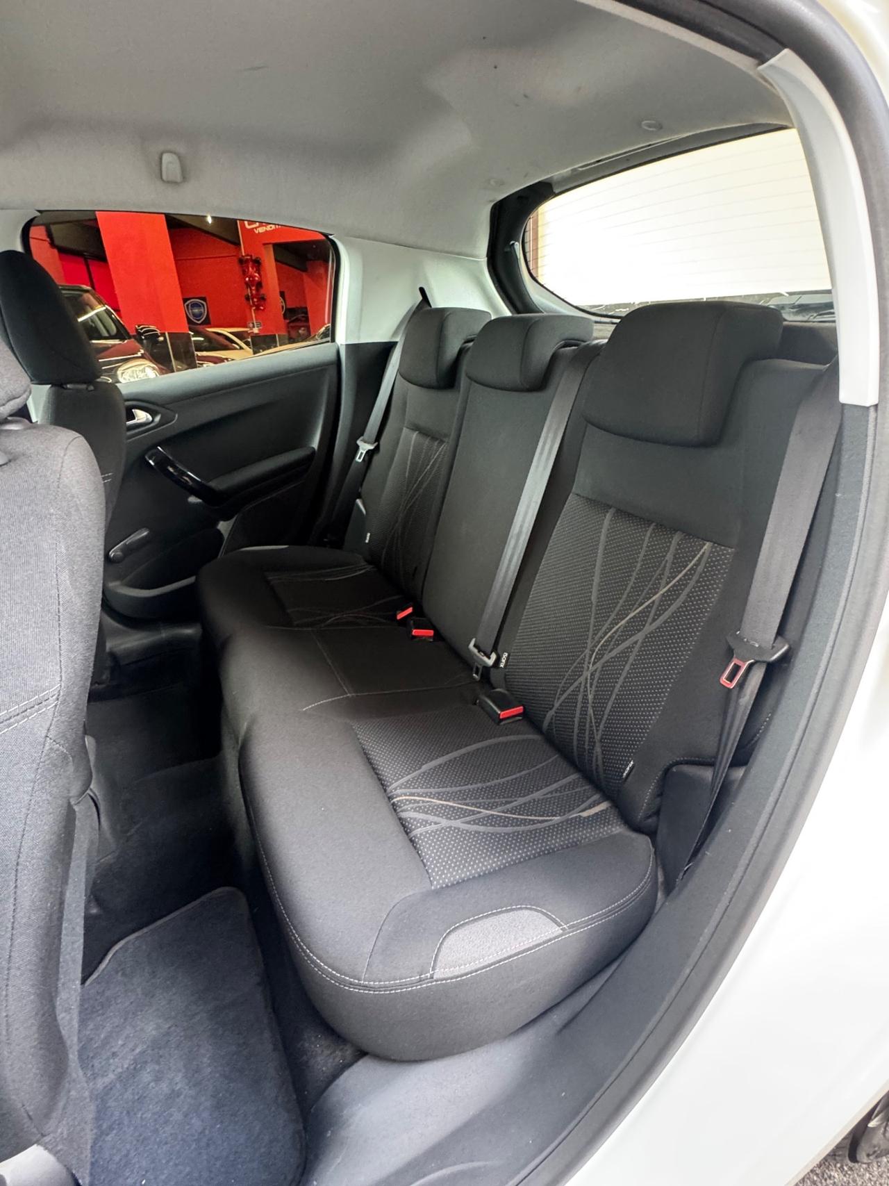 Peugeot 208 1.4 HDi 68 CV 5 porte Allure