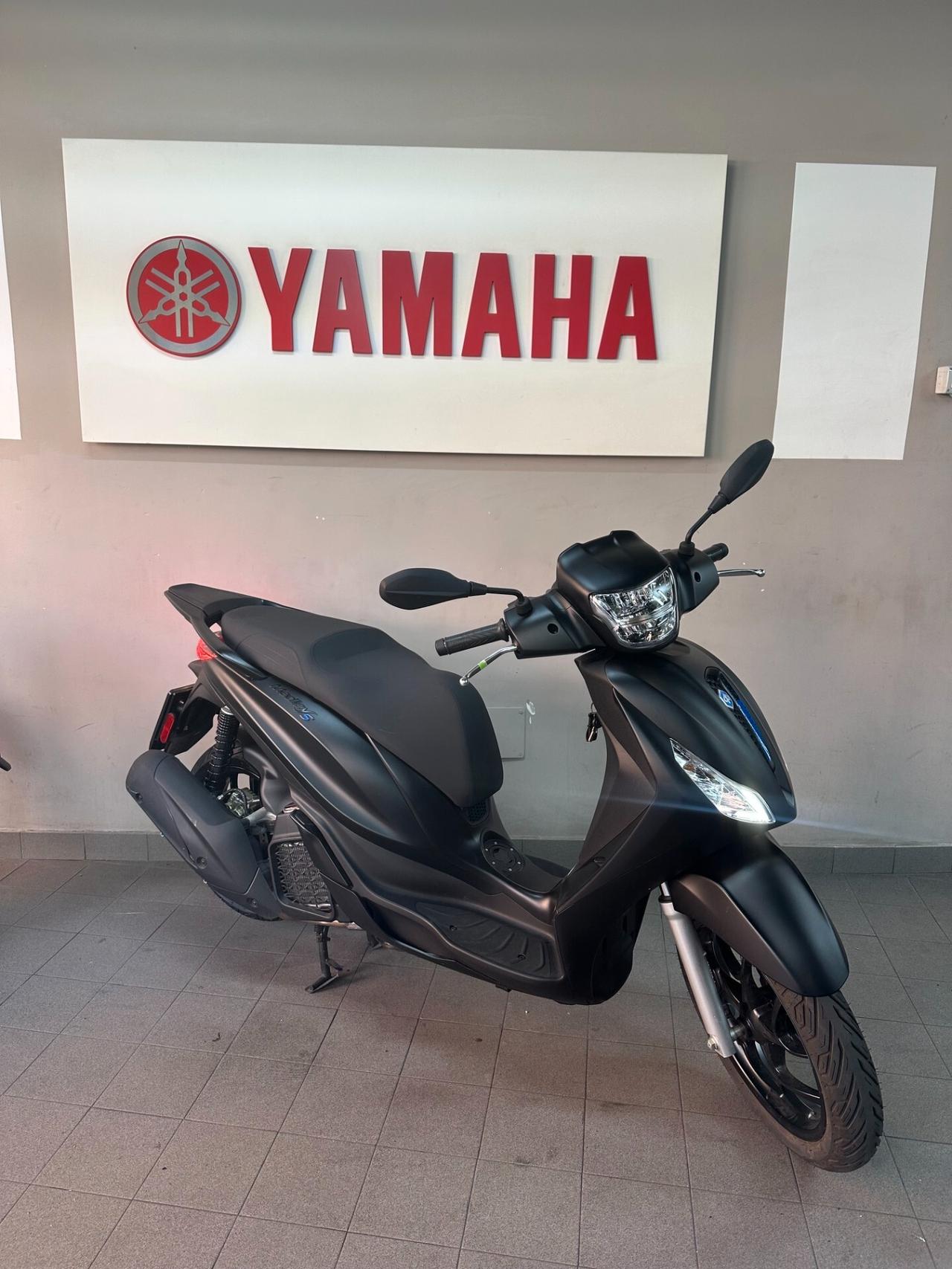 Piaggio Medley 200 S total black