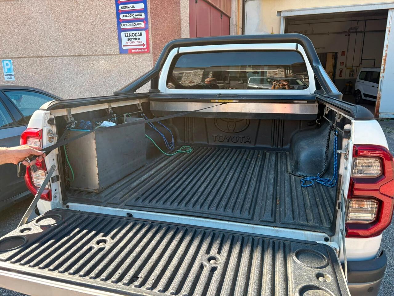 Toyota Hilux 2.4 D-4D A/T 4WD 4 porte Double Cab Invincible