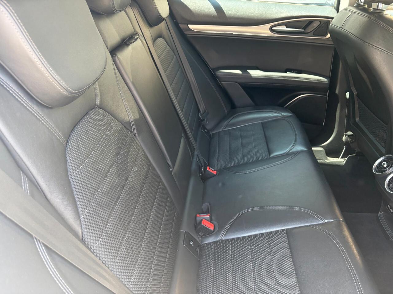 Alfa Romeo Stelvio 2.2 Turbodiesel 180 CV AT8 RWD Business