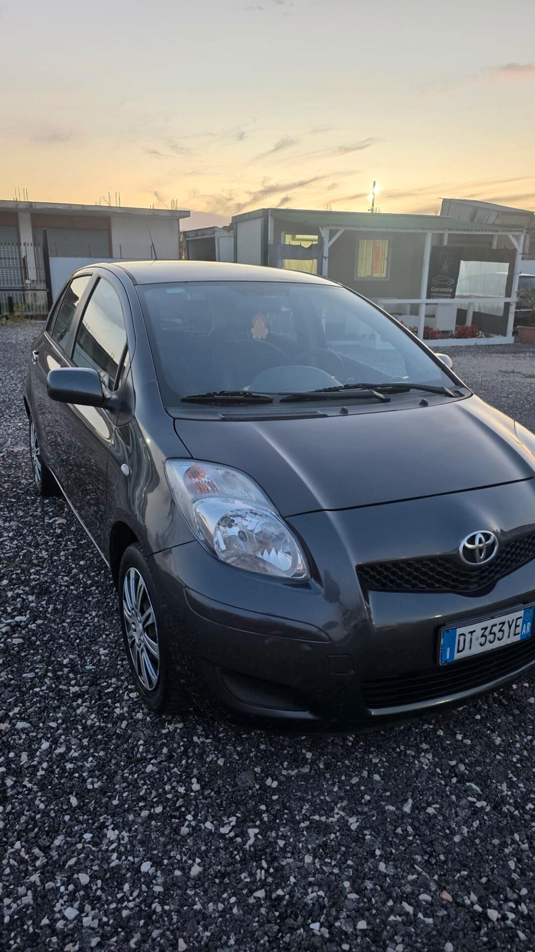 Toyota Yaris 1.0 5 porte Luxury pack
