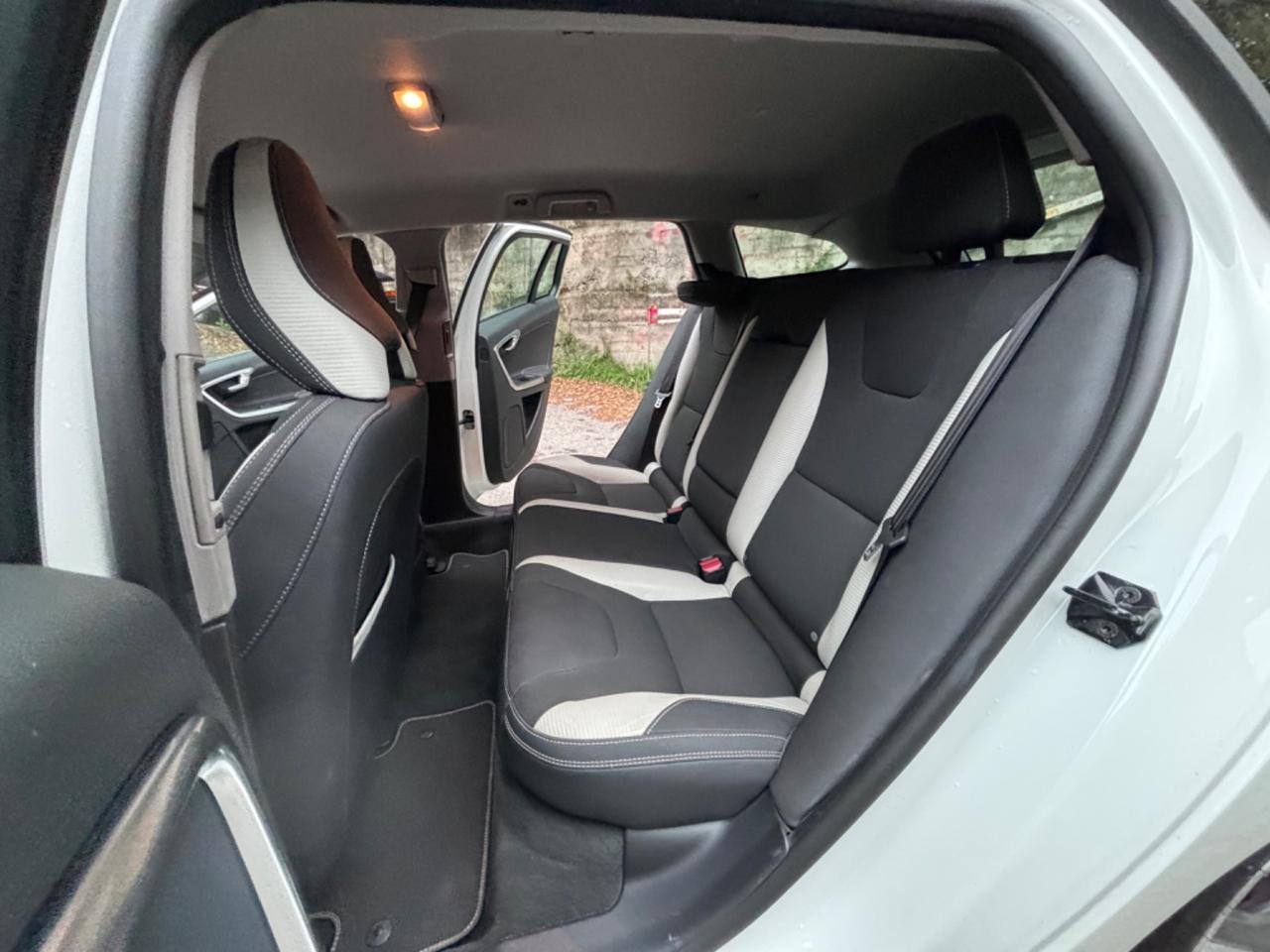 Volvo V60 D3 R-design Kinetic