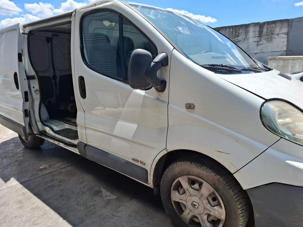 Renault Trafic T27 2.0 dCi/115 PC-TN Passenger Black Edition DPF PER RICAMBI