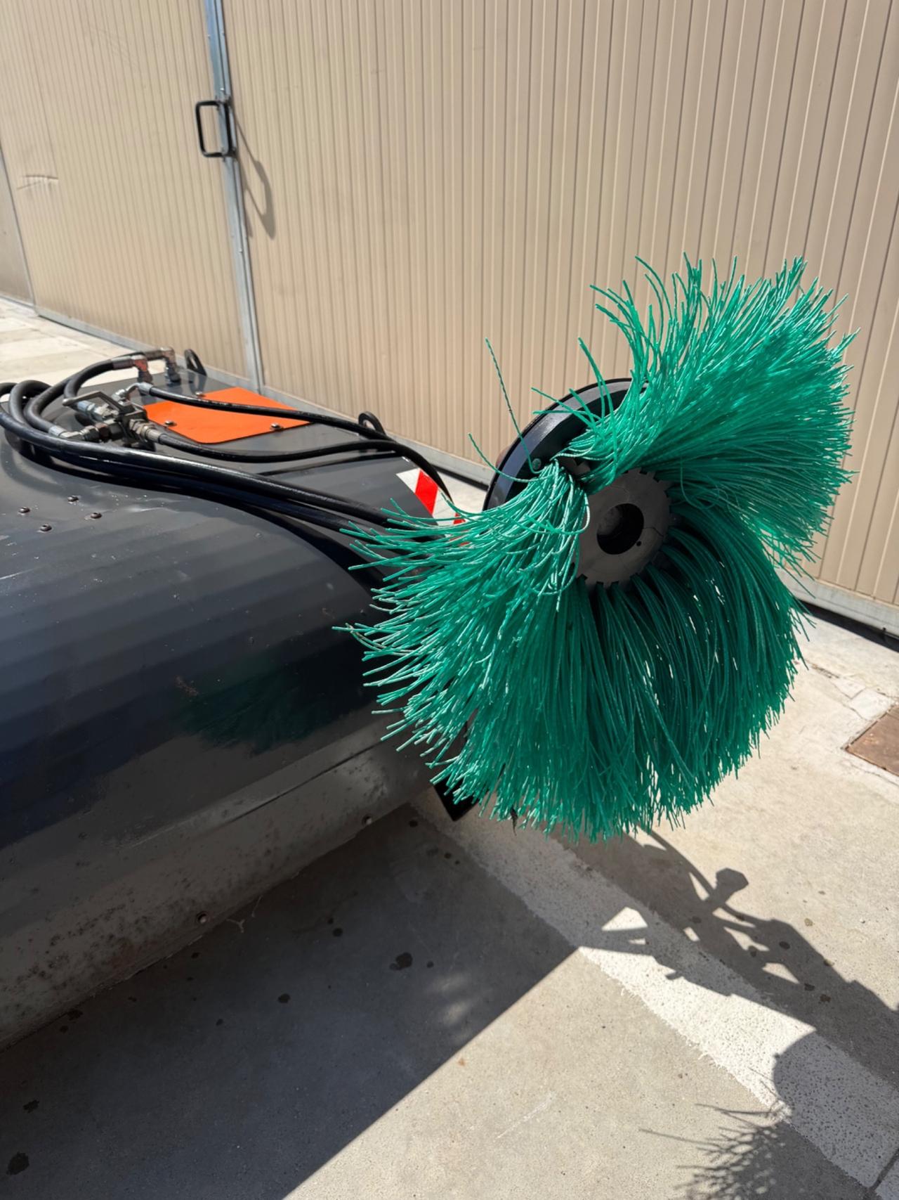 Benna spazzatrice attacco merlo