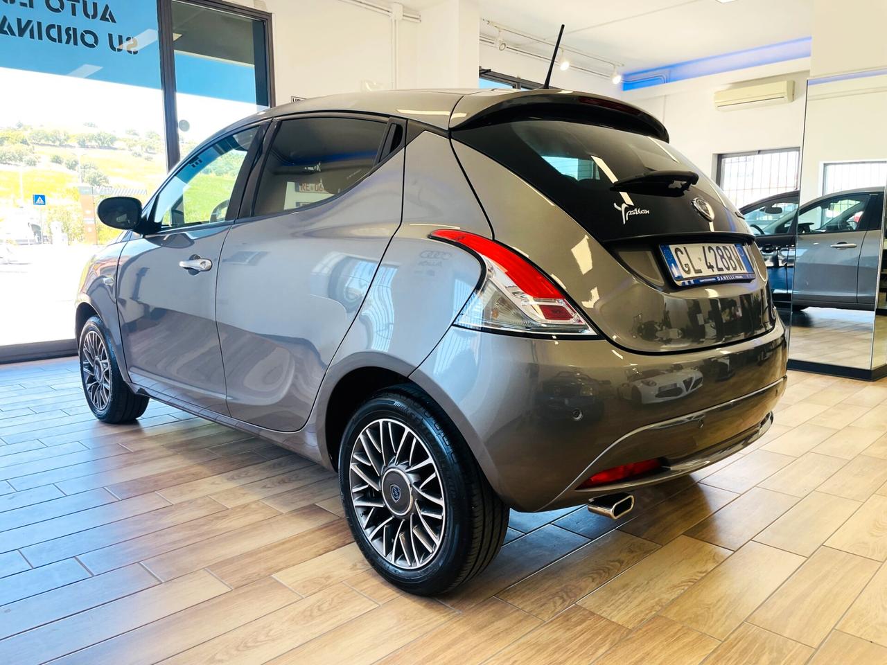 Lancia Ypsilon 1.0 Hybrid Ecochic Silver