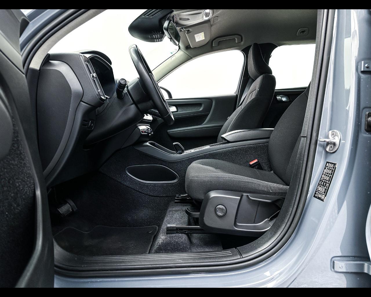 VOLVO XC40 (2017-->) - XC40 T2 Geartronic Momentum Core N1