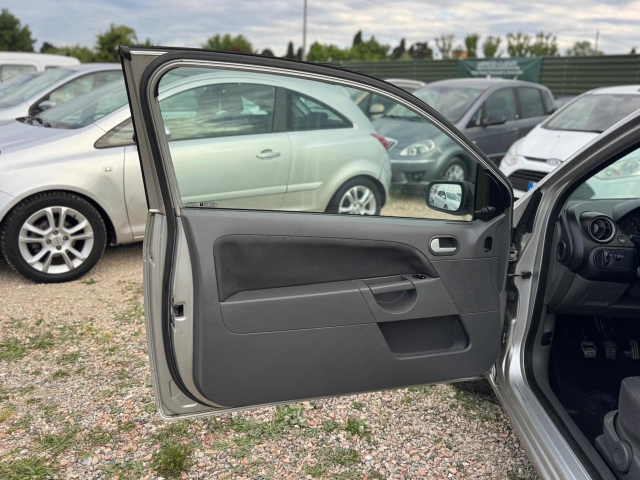 Ford Fiesta 1.2 16V 3p. Ghia Neopatentati