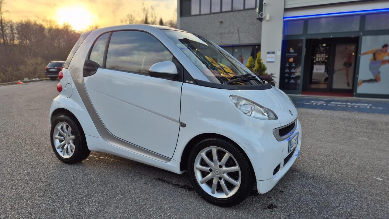 Smart ForTwo 52 kW MHD coupé White Tailor Made