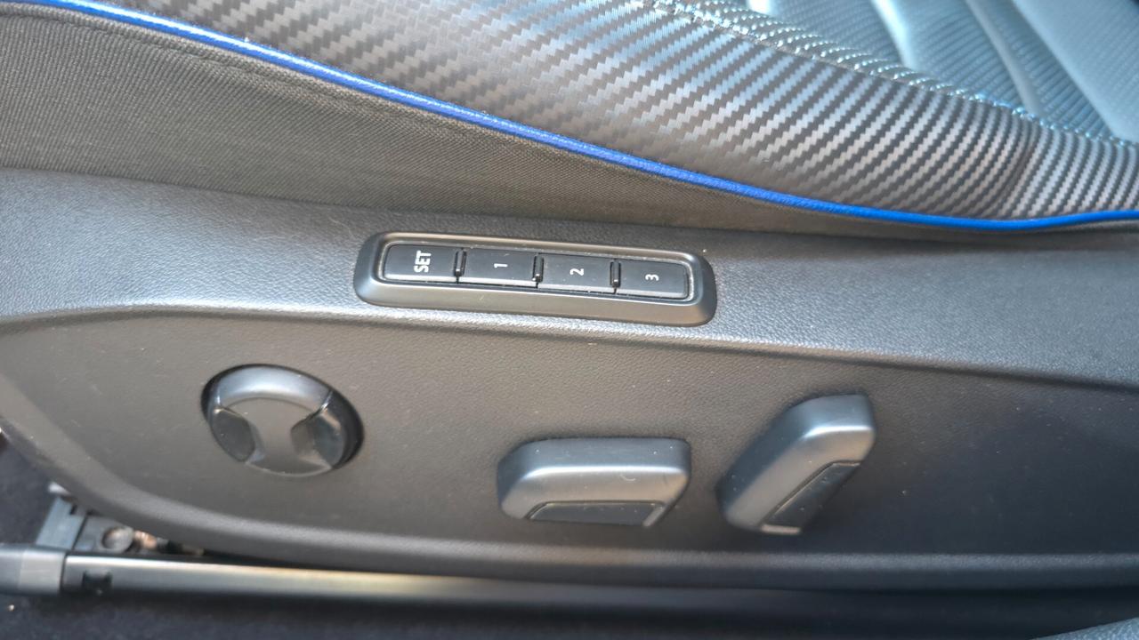 Golf R - 2.0 TSI 320cv - AKRAPOVIC