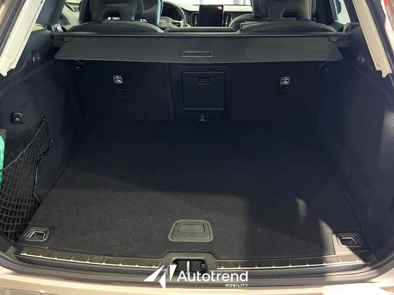 Volvo XC60 B5 250 CV AWD Mild Hybrid Benzina Automatica Ultra Dark