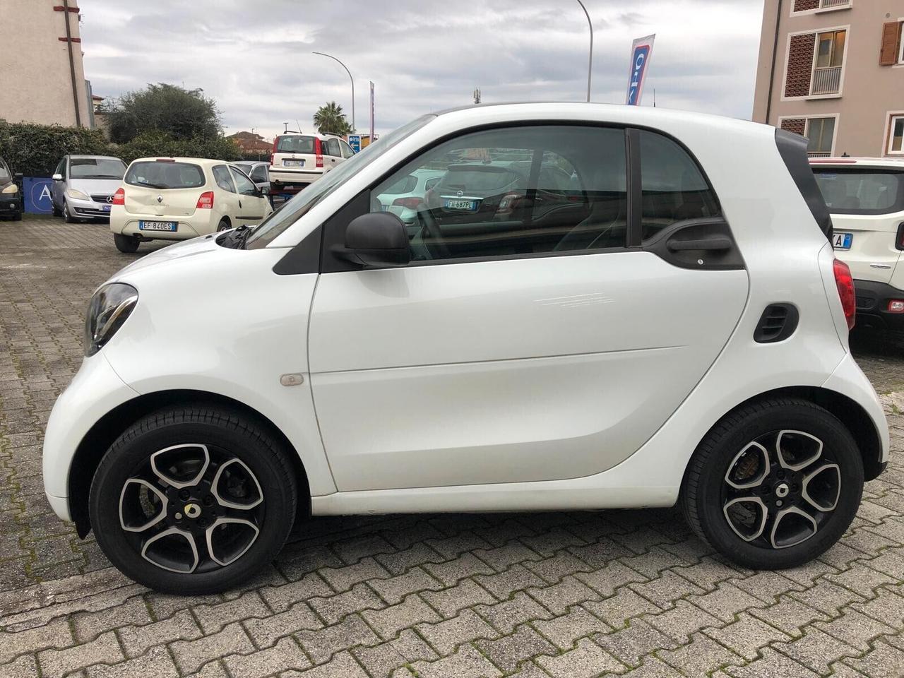 Smart ForTwo 70 1.0 Passion TOTAL WHITE ADATTA PER NEOPATENTATI-PELLE-NAVIGATORE-SEDILI RISCALDATI-POSSIBILITA' DI GARANZIA FINO A 36 MESI!!!