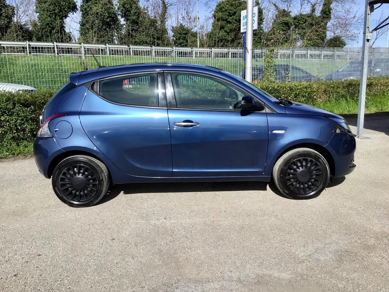 Lancia Ypsilon 1.0 70Cv FireFly 5 porte Hybrid Silver