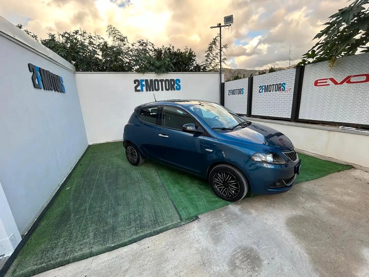 Lancia Ypsilon 1.0 FireFly 5 porte S&S Hybrid Silver