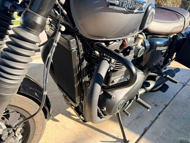 Triumph Bonneville T120 BLACK