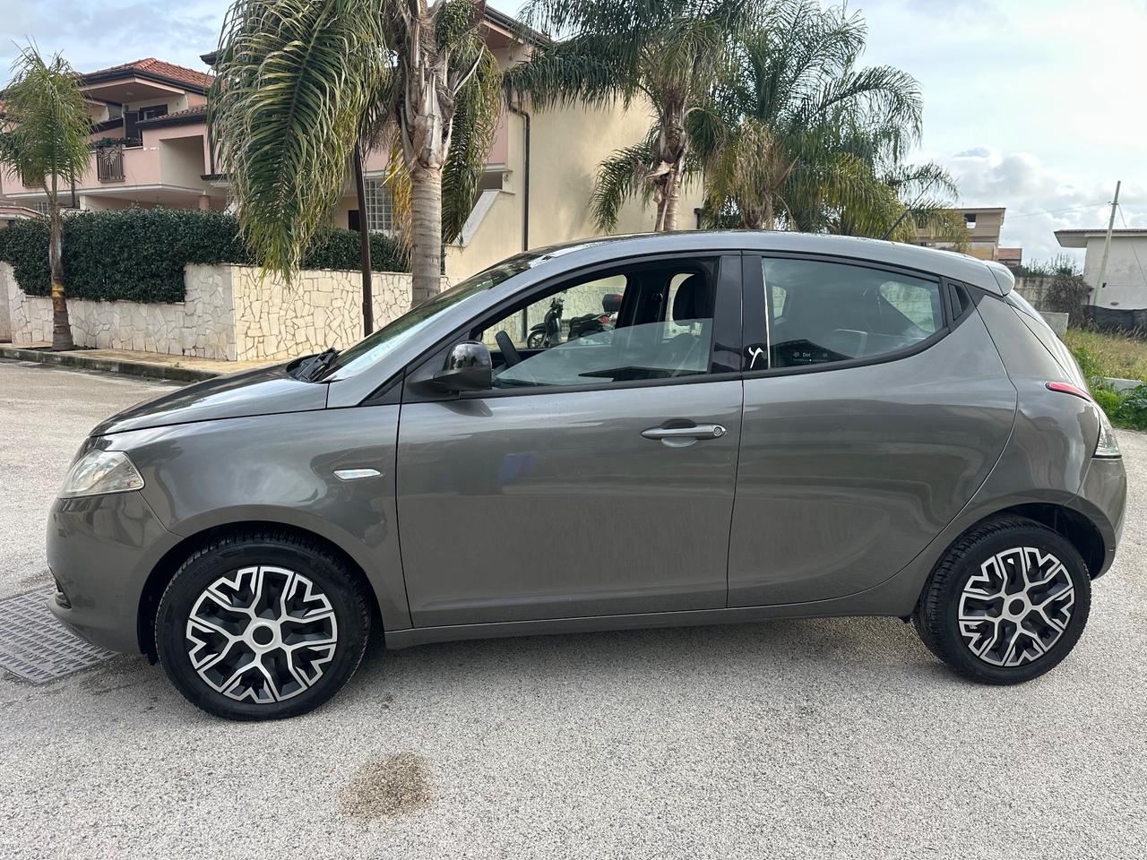 Lancia Ypsilon 1.2 69 CV 5 porte Gold