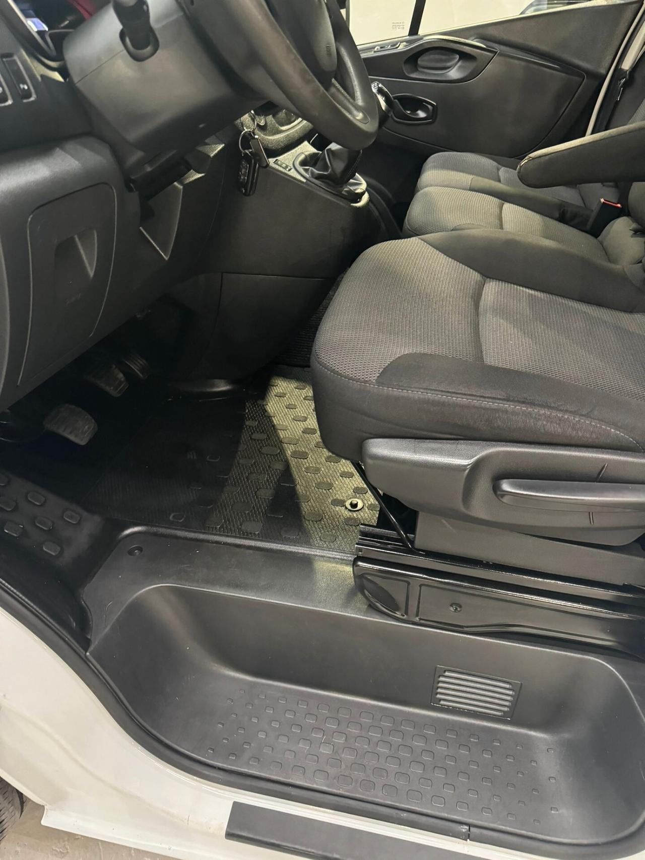 RENAULT TRAFIC 6 POSTI