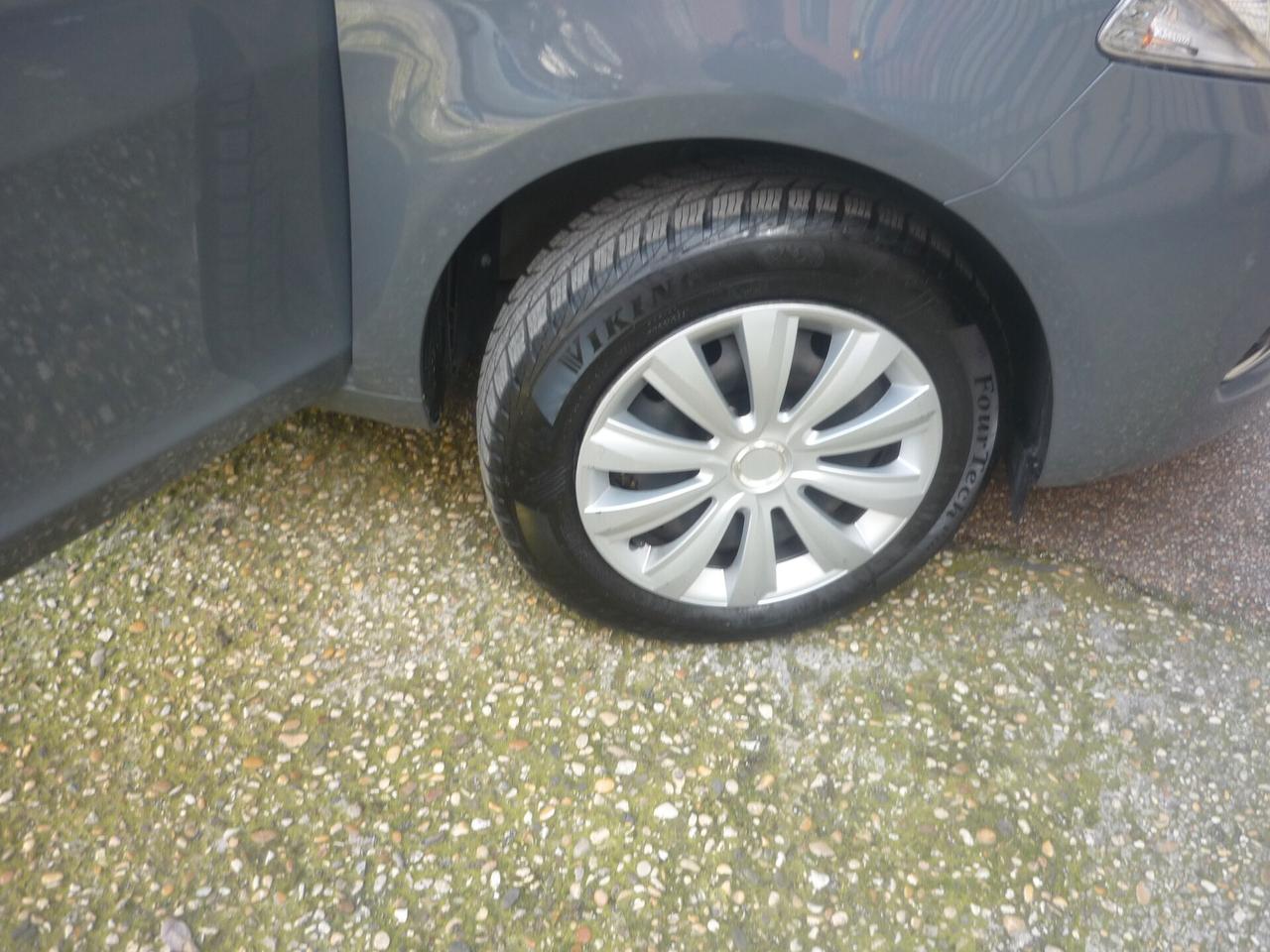 Lancia Ypsilon 0.9 TwinAir 85 CV 5 porte Metano Ecochic Silver