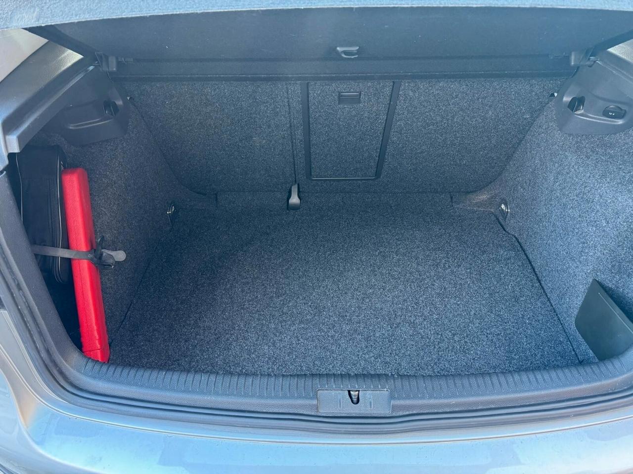 VW GOLF 1.6 16V FSI 5p. NEOPATENTATI