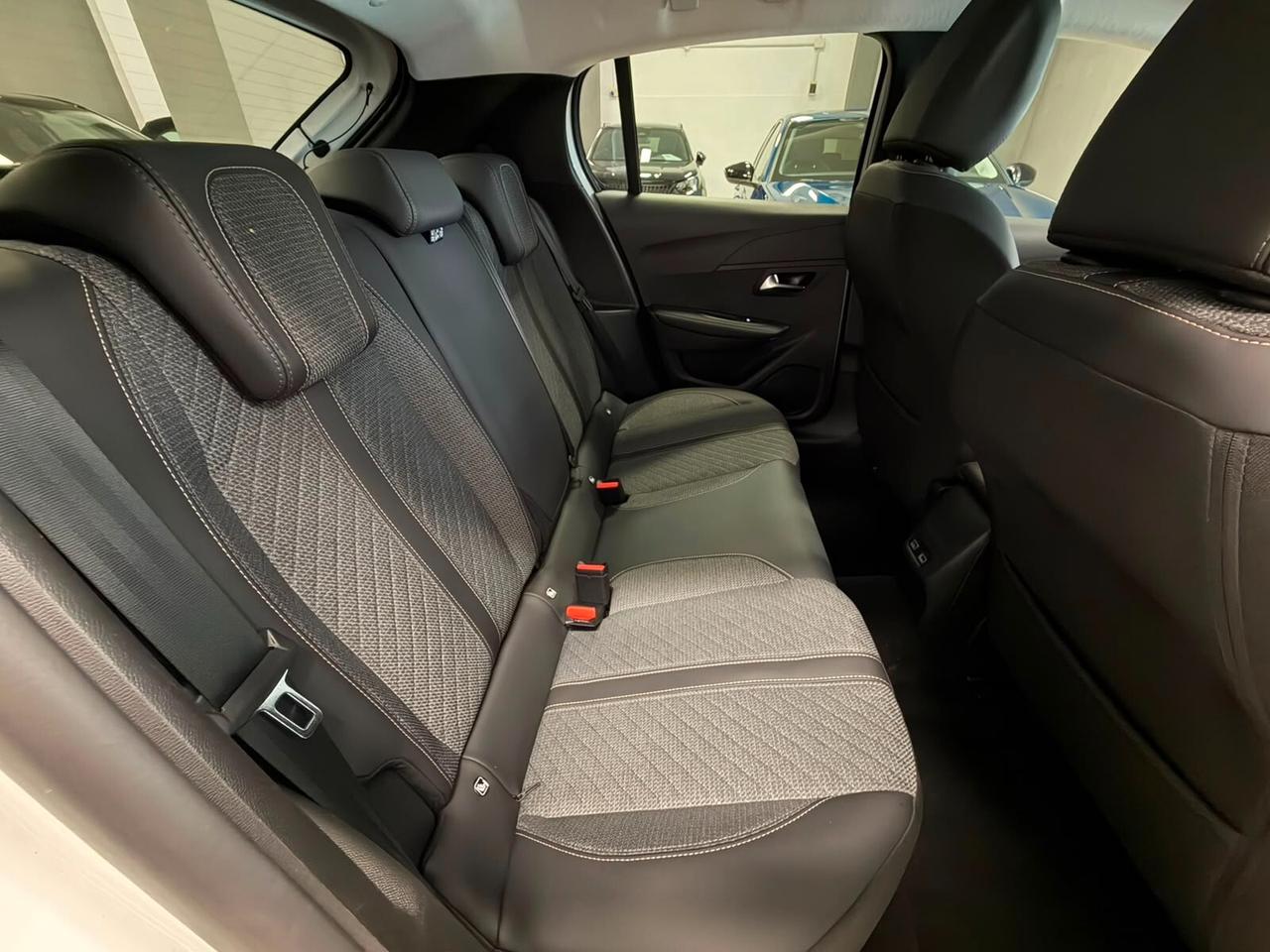 Peugeot 208 Hybrid 100 e-DCS6 Allure a rate da 185 €