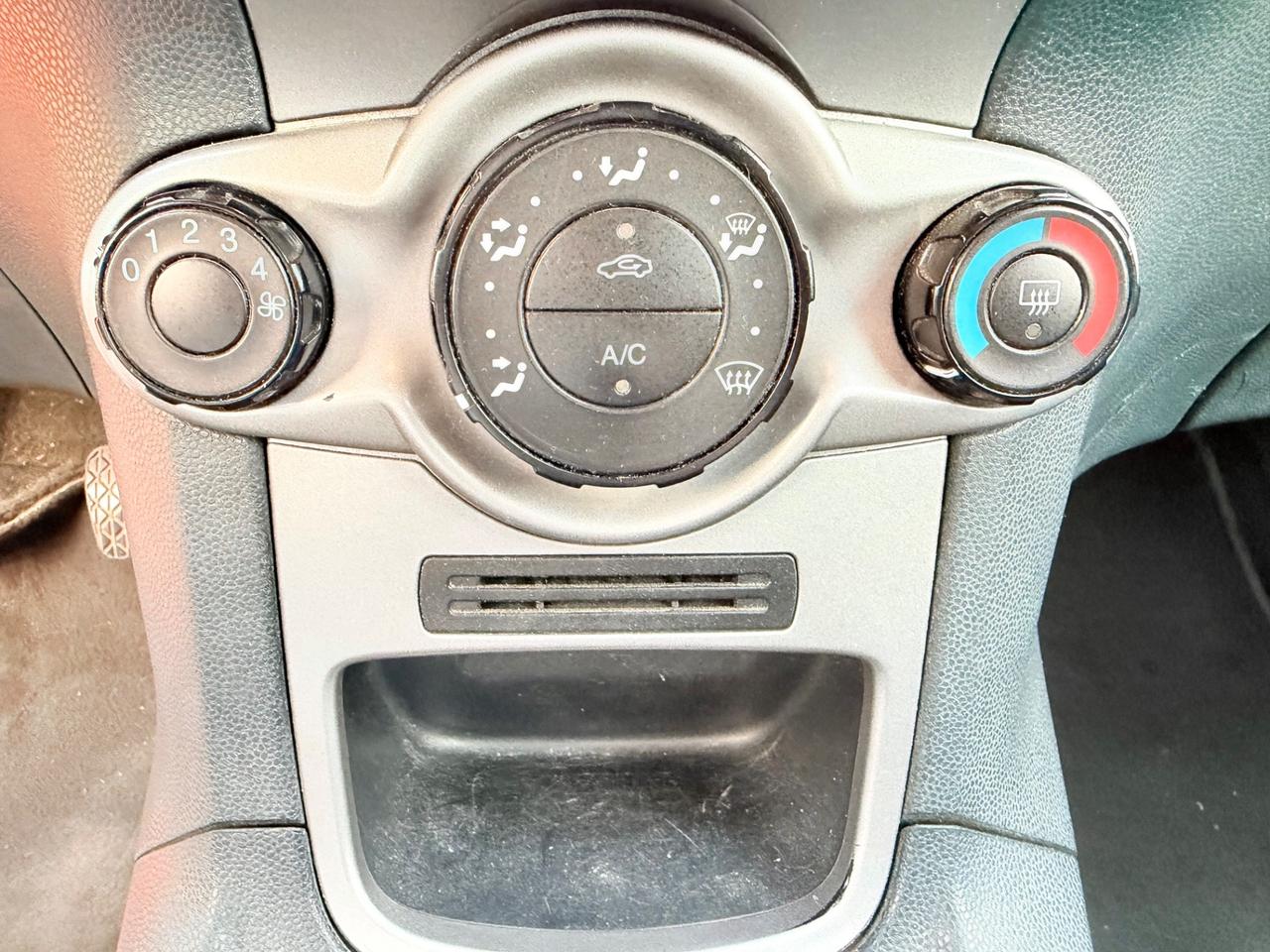 Ford Fiesta 1.4 5 Porte Motore NUOVO
