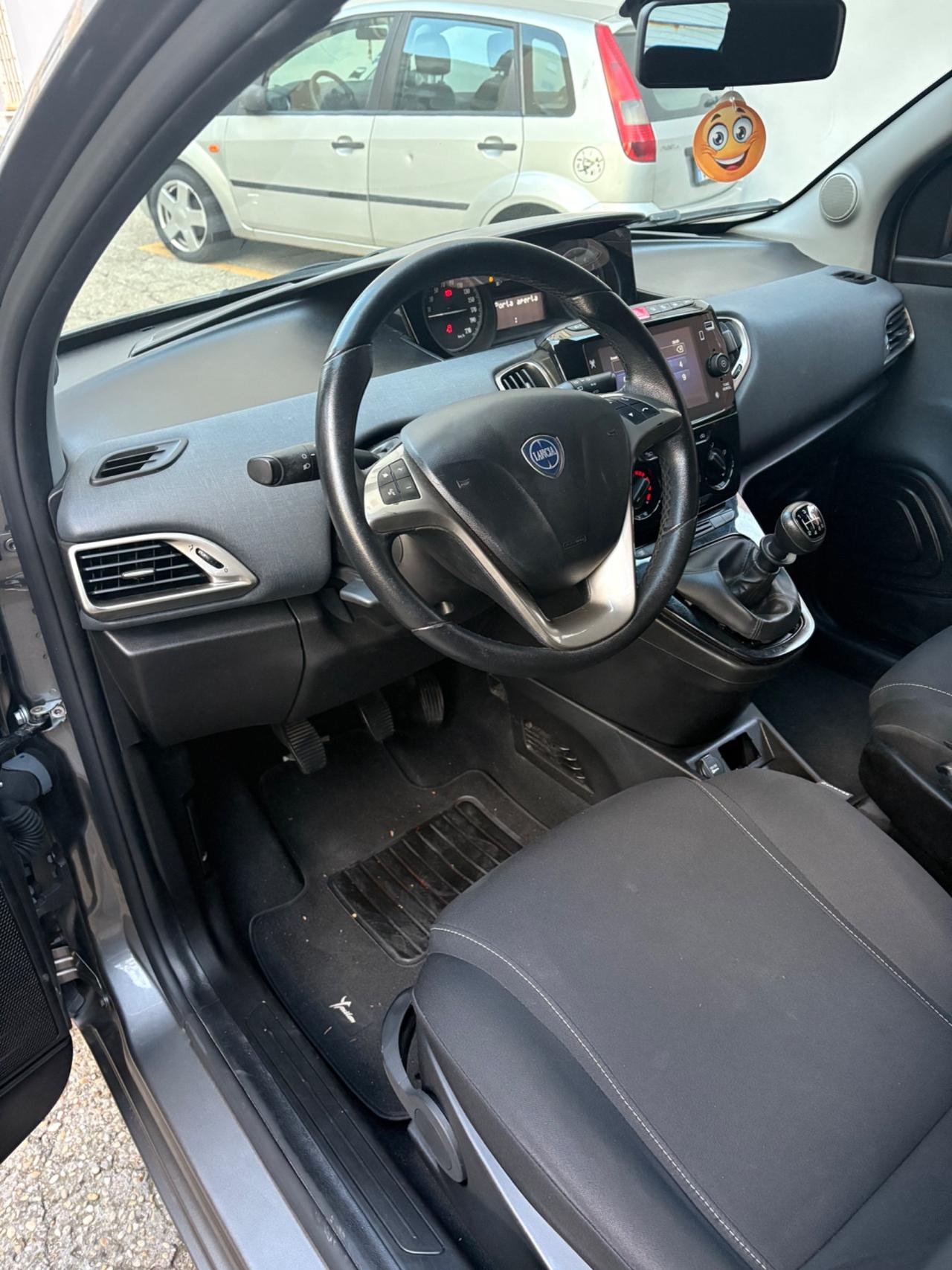 Lancia Ypsilon 1.0 FireFly 5 porte S&S Hybrid Gold